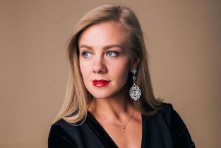 Грант. В етері радіо Такт грантрайтер Леся Смішко.