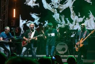 Брати Гадюкіни випустили довгоочікуваний альбом «Сміх і Гріх» Разом з бонус-треками до нової платівки увійшло 15 композицій, більша частина з яких була оприлюднена раніше у якості синглів.