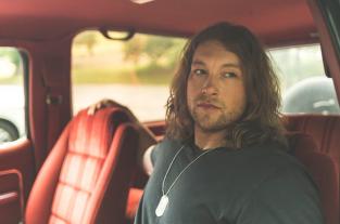 "Прокляття та аутсайдери" Кори Маркса - це хіт 2019 року, який не вдалося обмежити