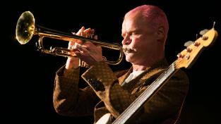 Flea з Red Hot Chili Peppers випустив свій дебютний джазовий альбом