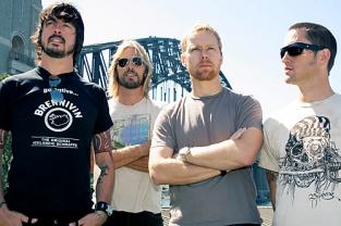 Лідер Foo Fighters став барабанником Queens of the Stone Age