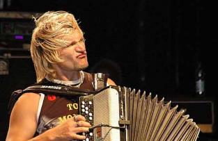 У Торонто «Воплі Відоплясова» взяли участь у параді вишиванок, а Олег Скрипка джемував із найвідомішими бродвейськими музикантам